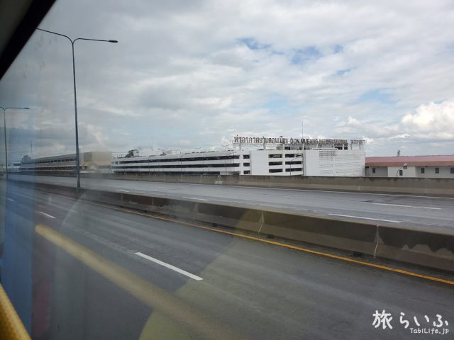 モーチット駅からドンムアン空港行きのエアポートバス 車窓風景
