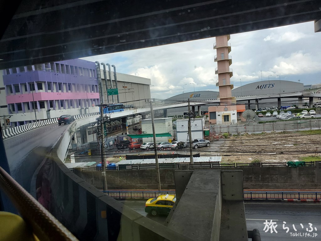 モーチット駅からドンムアン空港行きのエアポートバス 車窓風景
